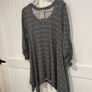 Philosophy, high-low black & white scoop neck top with rouged sleeves size L
